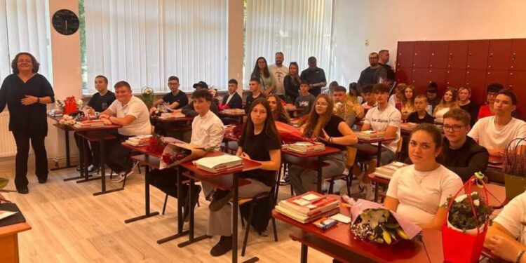 Directoarea Colegiului Silvic ”Bucovina”, Alina Cuciurean: Niciodată nu am văzut atît de mulți copii și atît de mulți părinți, și în curte, și în clasă. La solicitarea lor, elevii vor începe pregătirile suplimentare pentru diferite examene