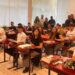 Directoarea Colegiului Silvic ”Bucovina”, Alina Cuciurean: Niciodată nu am văzut atît de mulți copii și atît de mulți părinți, și în curte, și în clasă. La solicitarea lor, elevii vor începe pregătirile suplimentare pentru diferite examene