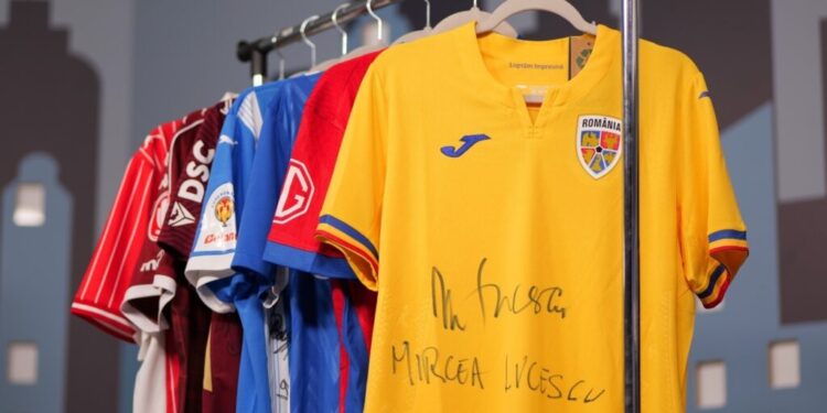 Tricouri cu semnăturile lui Mircea Lucescu și Gheorghe Hagi, scoase la licitație pentru Broșteni. Licitația este găzduită de pagina de Facebook a Intermedia TV Suceava pînă pe 17 septembrie