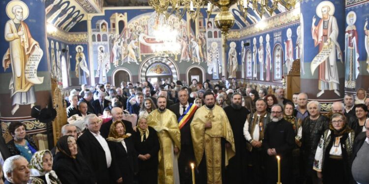 Slujbă ținută de un sobor de preoți, o invitație la restaurant, diplome, flori și cadouri, pentru 24 de cupluri de aur din comuna Șcheia