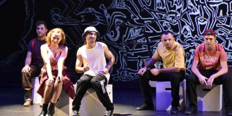 ”Cabaretul cuvintelor”, de Matei Vișniec, ”are target copiii de peste 8 ani și pînă la oameni în vîrstă și de orice categorie”. PR-ul teatrului sucevean: Trebuie să fie arătată publicului și încercăm să o jucăm și în noiembrie, și în decembrie