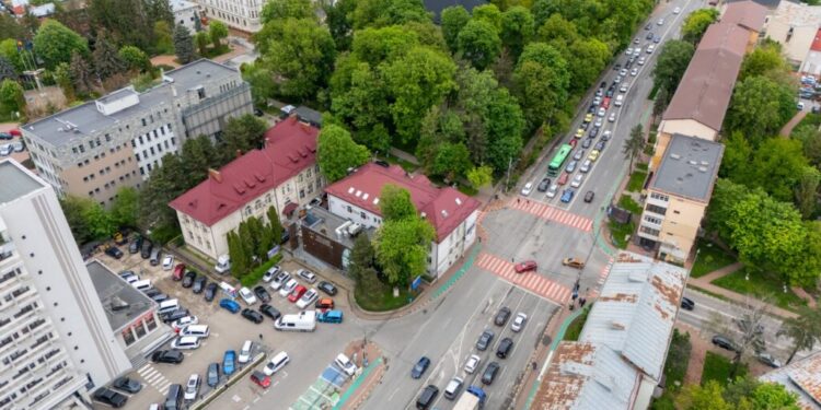 Clădirea Centrului Național de Informare și Promovare Turistică din centrul Sucevei, aflată într-o stare avansată de degradare, va fi complet reabilitată. Încă nu s-a stabilit destinația ulterioară a acesteia (Foto)