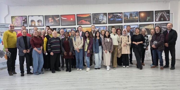 ”Dialog cu Lumina”, la Galeria ”Zamca”, pînă pe 30 octombrie. Mihai Pînzaru – PIM: Sînt lucrări de artă fotografică care surprind momente, personaje în acțiune, atitudini ale atmosferei