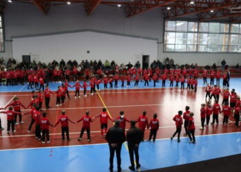 Echipamente pentru toți cei 160 de mici fotbaliști de la Asociația Club Sportiv Șomuz Fălticeni. Părinții nu plătesc nici o taxă pentru pregătirea copiilor lor