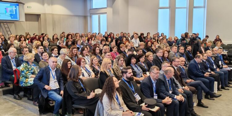 Anul școlar trecut, peste 400 de elevi suceveni au abandonat cursurile, iar alți 800 erau în risc de abandon. Liceul Filadelfia a găzduit reuniunea directorilor unităților de învățămînt (Foto)