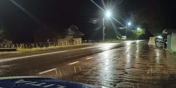Ninsoare în zona de munte a județului Suceava. Poliția a organizat filtre. Mașinile trebuie echipate corespunzător. Pentru lipsa cauciucurilor de iarnă sînt prevăzute ”amenzi cuprinse între 9 și 20 puncte amendă (adică pînă la 4.050 lei), dar și reținerea certificatului de înmatriculare”