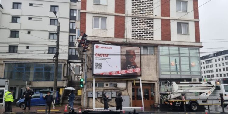 Primăria a vrut să dea jos un panou publicitar din centrul Sucevei. Proprietarul acestuia a sunat la 112. Poliția a blocat îndepărtarea panoului și a anunțat că va aplica sancțiuni