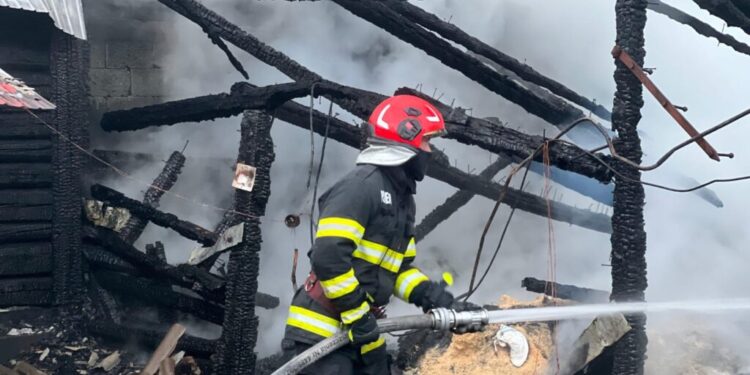 Un bătrîn de 95 de ani, din Ostra, a făcut un atac de panică după ce gospodăria i-a luat foc