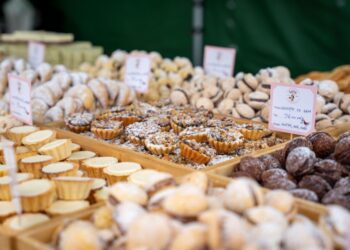Spectacole folclorice, obiecte realizate de meșteri populari și fel de fel de produse, la Tîrgul de Toamnă ”Produs în Bucovina”, în parcarea Iulius Mall Suceava