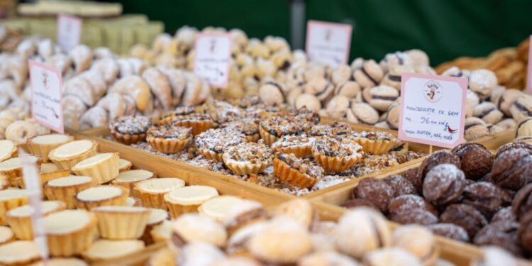 Spectacole folclorice, obiecte realizate de meșteri populari și fel de fel de produse, la Tîrgul de Toamnă ”Produs în Bucovina”, în parcarea Iulius Mall Suceava