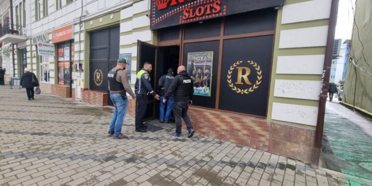 Razie de amploare la Vatra Dornei, cu 37 de polițiști. Au fost aplicate peste 100 de acțiuni