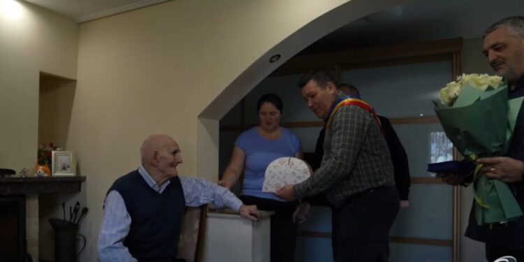 Dumitru Bobeică, veteran de război, sărbătorit de administrația locală din Ipotești la împlinirea vîrstei de 100 de ani