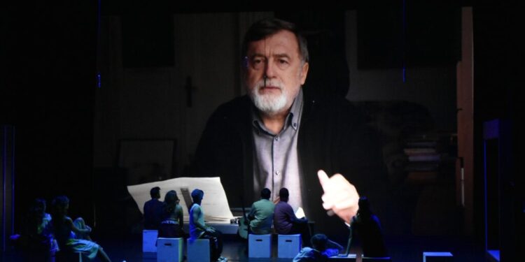 Premiera spectacolului ”Cabaretul Cuvintelor”. Alina Mihăescu: Este pentru prima dată cînd Matei Vișniec montează un spectacol în România. Și-a dorit să marcheze 10 ani de teatru la Suceava și a reușit cu mari emoții și cu mare succes