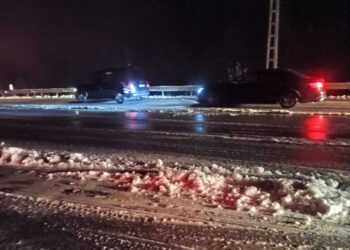 Ninsoare în zona de munte a județului Suceava. Poliția a organizat filtre. Mașinile trebuie echipate corespunzător. Pentru lipsa cauciucurilor de iarnă sînt prevăzute ”amenzi cuprinse între 9 și 20 puncte amendă (adică pînă la 4.050 lei), dar și reținerea certificatului de înmatriculare”