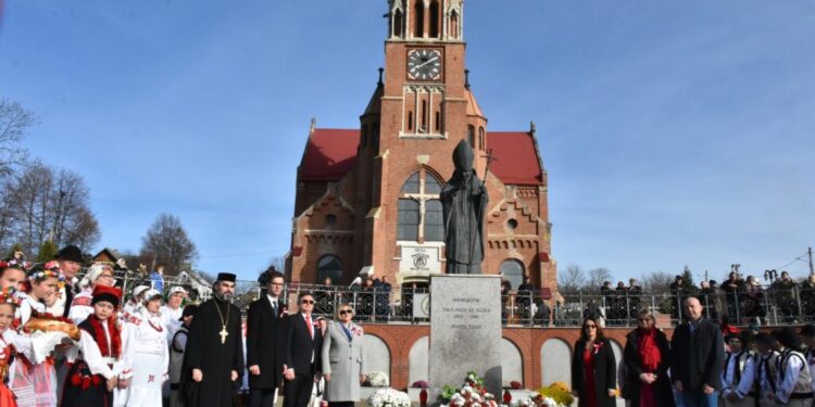 Ziua Independenței Poloniei, marcată la Cacica – depunere de coroane de flori la statuia Sfîntului Ioan Paul al II-lea, oficierea Sfintei Liturghii la Bazilica ”Adormirea Maicii Domnului” și un concert susținut de tinerii din Solonețu Nou (Foto)