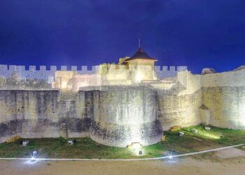 Metodă de restaurare spectaculoasă a Cetății de Scaun a Sucevei, inspirată de proiectul de la Basilica di Siponto. Forma originală a zidurilor va fi sugerată printr-o plasă metalică