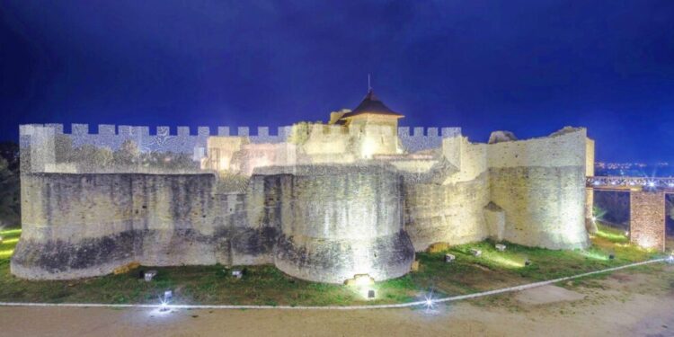Metodă de restaurare spectaculoasă a Cetății de Scaun a Sucevei, inspirată de proiectul de la Basilica di Siponto. Forma originală a zidurilor va fi sugerată printr-o plasă metalică