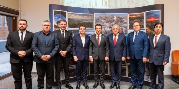 Discuții cu ambasadorul Coreei de Sud, ”pentru o înfrățire între județul Suceava și o regiune din Republica Coreea, în vederea consolidării relațiilor economice, culturale și educaționale dintre comunitățile noastre”