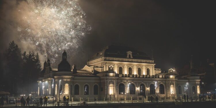 Primăria Vatra Dornei întreabă, cetățenii sînt așteptați să răspundă: Să facem sau să nu facem foc de artificii de Revelion?