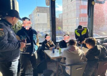 Razie a polițiștilor. Barurile din Fălticeni, pline de elevi. Aceștia au fost legitimați și introduși în baza de date a Poliției