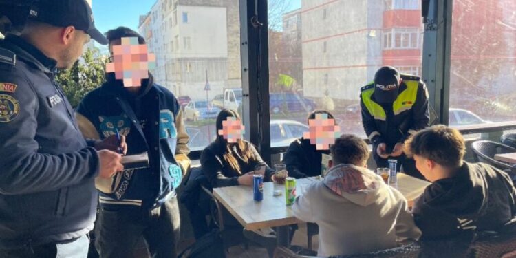 Razie a polițiștilor. Barurile din Fălticeni, pline de elevi. Aceștia au fost legitimați și introduși în baza de date a Poliției