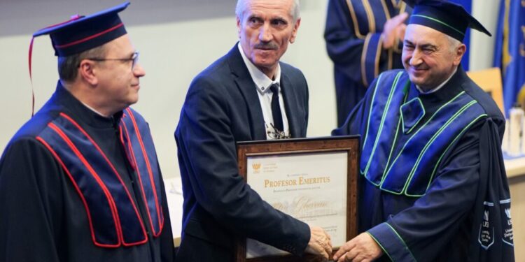 Profesorul Petru Ghervan, la primirea titlului de Profesor Emeritus al USV: Pot privi înapoi cu seninătatea omului mulțumit de drumul parcurs. Nu este vorba doar despre cifre, ci despre oameni, locuri și valori (Foto)