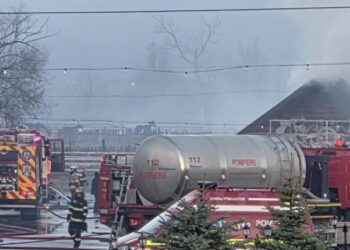 O persoană a murit într-un incendiu izbucnit, în această dimineață, la o pensiune din Gura Humorului. Pompieri din șase localități au intervenit cu 8 autospeciale