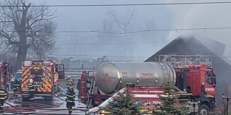 O persoană a murit într-un incendiu izbucnit, în această dimineață, la o pensiune din Gura Humorului. Pompieri din șase localități au intervenit cu 8 autospeciale