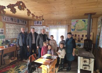 Profesori dedicați, la unitățile de învățămînt din cătunele Izvoarelor Sucevei. În construcțiile din lemn cu cîte o singură cameră învață cîte 3, 5 sau 8 copii de grădiniță și pînă la clasa a IV-a (Foto)