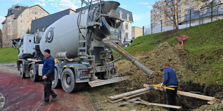 Instalație de nocturnă la LPS Suceava, cu bani obținuți din transferul unui elev al liceului la clubul de fotbal de serie A Como 1907 (Foto)