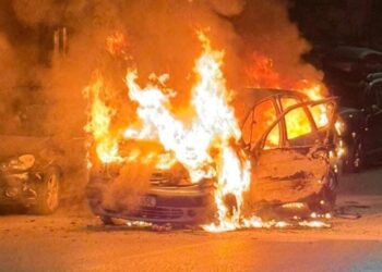 O mașină care circula prin Burdujeni a luat foc la scurt timp după ce a fost oprită de un echipaj de poliție