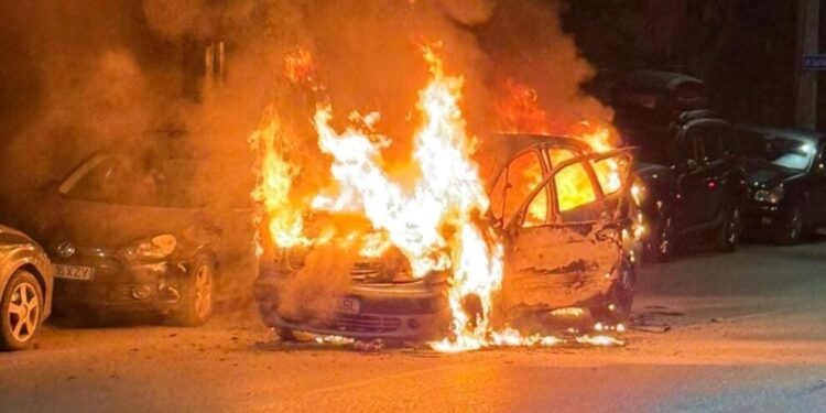 O mașină care circula prin Burdujeni a luat foc la scurt timp după ce a fost oprită de un echipaj de poliție