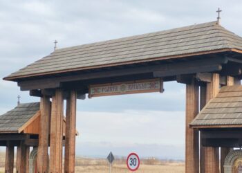 ”Poarta Raiului” cu Ștefan cel Mare și Mihai Viteazul, la intrarea în Horodonic de Sus. Primarul Valentin Luța: Noi, întotdeauna, ceea ce am făcut, am făcut cu convingerea că Dumnezeu este la cîrma a tot ceea ce se întîmplă (Foto)