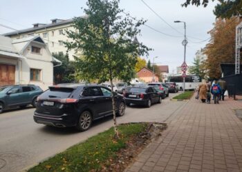 Discuția cu privire la propunerea ca școlile din municipiul Suceava să înceapă cursurile la ore diferite, pentru a diminua aglomerația din trafic, va fi reluată anul viitor