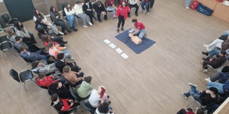 Proiect al Crucii Roșii Suceava: Sesiuni de instruire de prim-ajutor pentru peste 1.000 de elevi și 48 de cadre didactice