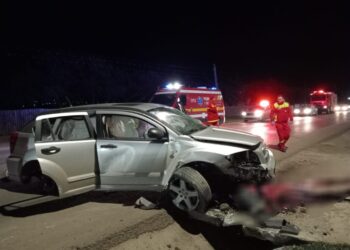 Patru tineri din Suceava, răniți într-un accident care a avut loc la Flămînzi. Mașina în care se aflau aceștia a acroșat un pieton băut