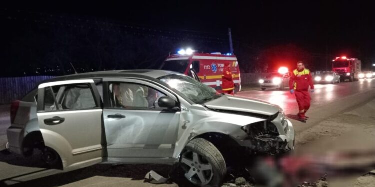 Patru tineri din Suceava, răniți într-un accident care a avut loc la Flămînzi. Mașina în care se aflau aceștia a acroșat un pieton băut