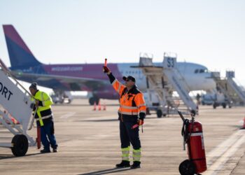 Aeroportul Suceava a fost dotat cu echipamente care permit aterizarea avioanelor atunci cînd vizibilitatea este foarte redusă. A fost demarată procedura de avizare, care poate dura maxim două luni