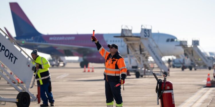 Aeroportul Suceava a fost dotat cu echipamente care permit aterizarea avioanelor atunci cînd vizibilitatea este foarte redusă. A fost demarată procedura de avizare, care poate dura maxim două luni