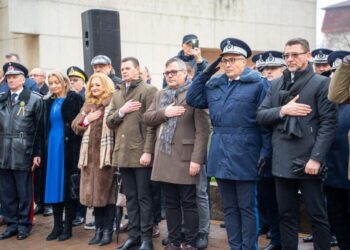 Coroane de flori, la Monumentul Eroilor Revoluției din Decembrie 1989 de la Biserica Sfînta Înviere din municipiul Suceava