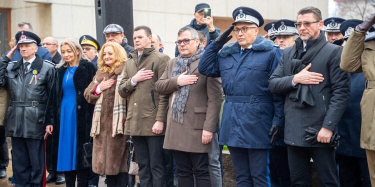 Coroane de flori, la Monumentul Eroilor Revoluției din Decembrie 1989 de la Biserica Sfînta Înviere din municipiul Suceava