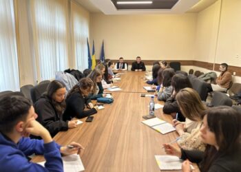 Studenți de la Comunicare și Relații Publice, la Prefectura Suceava. Au fost discuții ”despre rolul esențial al comunicării publice în societate”