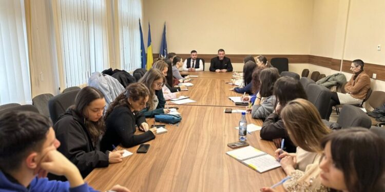 Studenți de la Comunicare și Relații Publice, la Prefectura Suceava. Au fost discuții ”despre rolul esențial al comunicării publice în societate”