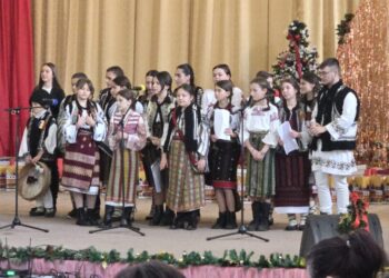 „Vine, vine Moș Crăciun”, la Broșteni, localitatea lovită de inundații catastrofale în vara acestui an. Cadouri pentru toți cei 647 de copii din oraș