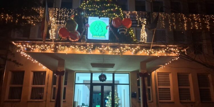 Premiul I cu ”un decor 100% original”, ”cu buget zero”, pentru Colegiul Silvic ”Bucovina” Cîmpulung Moldovenesc. Directoarea Alina Cuciurean: Nu m-am așteptat. Sîntem mîndri tare