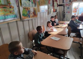 Mănuși, ”globulețe” și mandarine, dar și cărți pentru copii