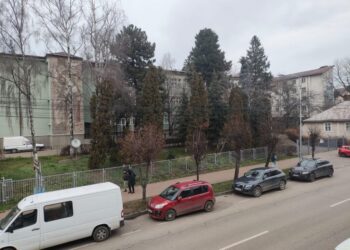 Jos gardurile din jurul școlilor din Suceava!