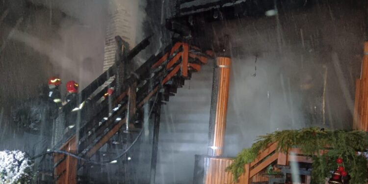 După stingerea unui incendiu care a avut loc la Straja, o mașină a pompierilor a derapat. Autospeciala a suferit avarii, echipajul nu a pățit nimic