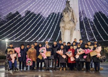 11 familii din Rădăuți care au împlinit 50 de ani de căsătorie, sărbătorite la statuia ecvestră a lui Bogdan I
