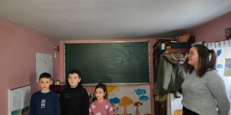 O profesoară de 23 de ani din Botoșani care a studiat la Timișoara a ales să-și înceapă cariera într-un cătun din Izvoarele Sucevei